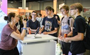 Einstieg Dortmund: Eine Gruppe Besucher im Gespräch an einem Messetstand